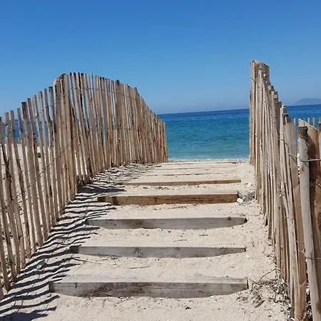 Rez De Avec Jardinet Proche De La *