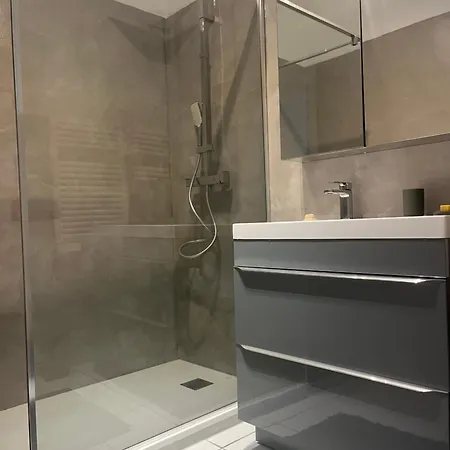 Appartement Rez De Avec Jardinet Proche De La Hyères