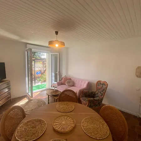 Rez De Avec Jardinet Proche De La