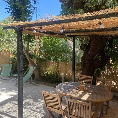 Rez De Avec Jardinet Proche De La