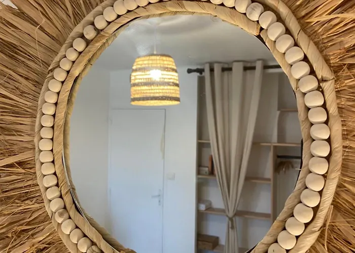 Rez De Avec Jardinet Proche De La *